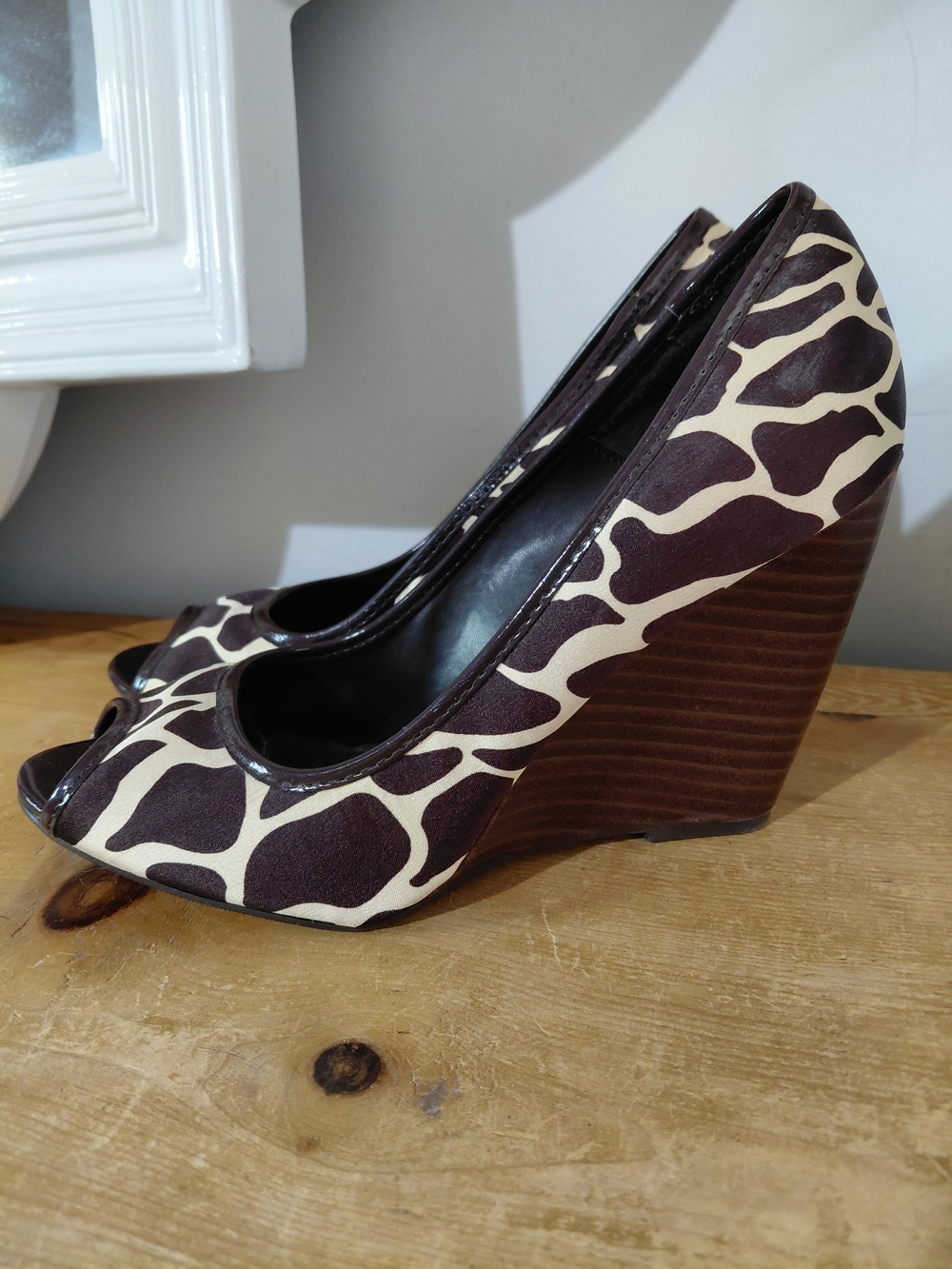 Charlotte Russe Size 8 Brown & Cream Giraffe-Print Peep Toe Wedges Heels - Picture 2 of 8